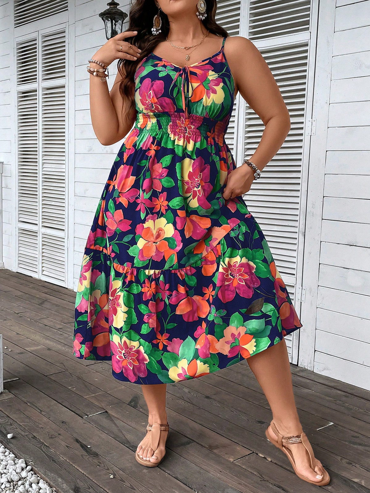 Vestido Plus Size com Estampa Floral, Amarração Frontal e Bainha com Babado