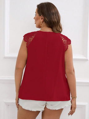 Blusa Plus Size com Renda Guipura em Contraste e Gola com Abertura