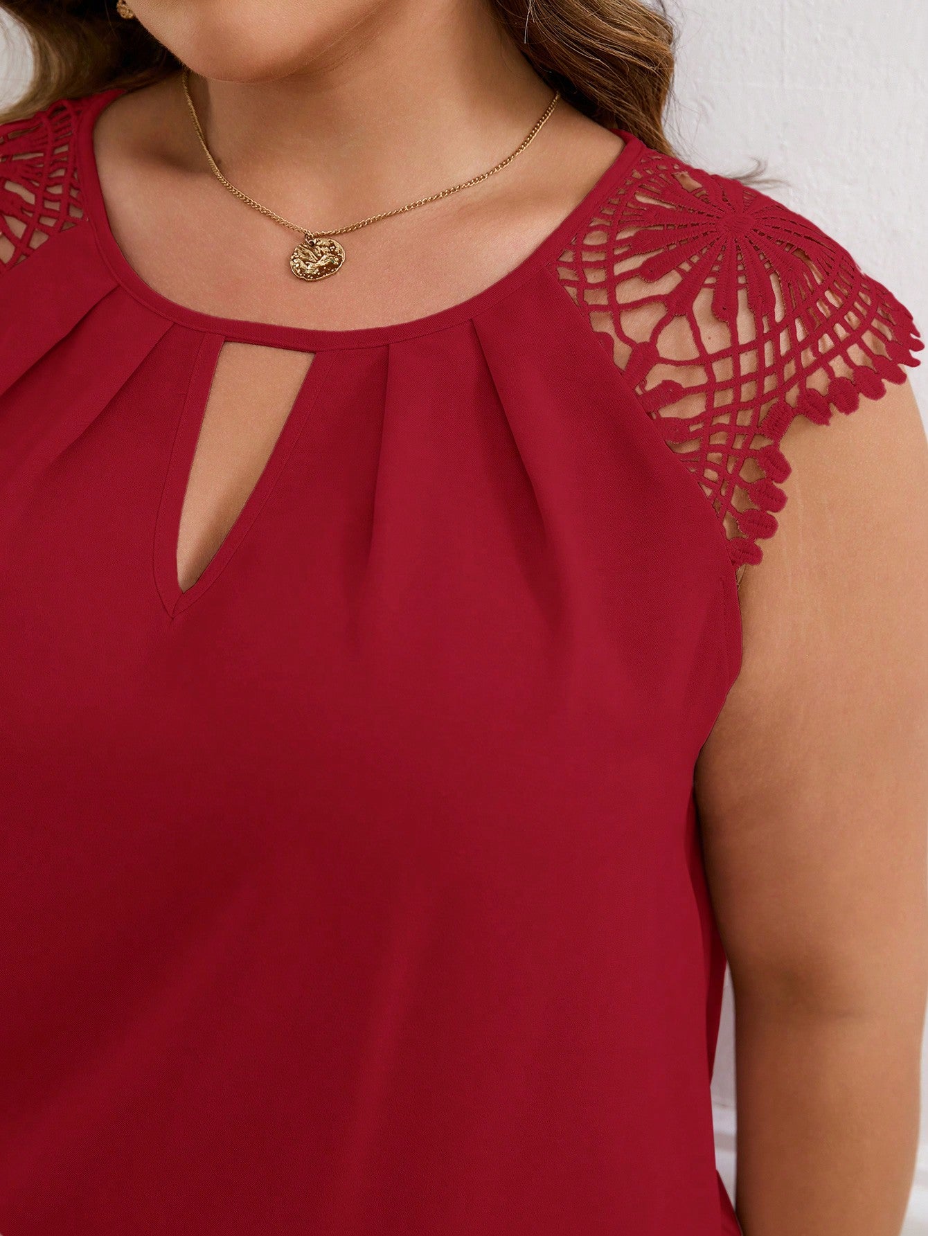 Blusa Plus Size com Renda Guipura em Contraste e Gola com Abertura