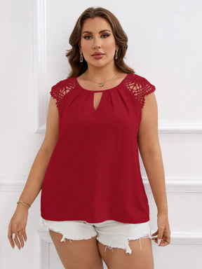 Blusa Plus Size com Renda Guipura em Contraste e Gola com Abertura