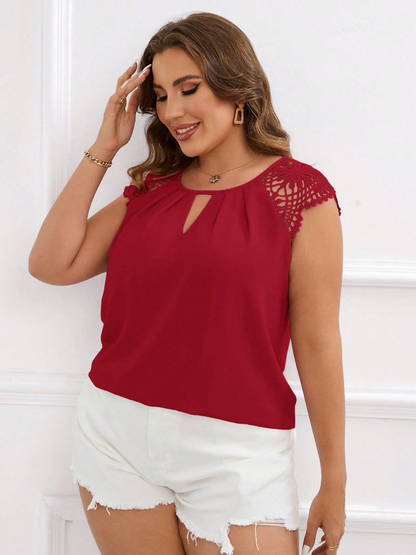 Blusa Plus Size com Renda Guipura em Contraste e Gola com Abertura