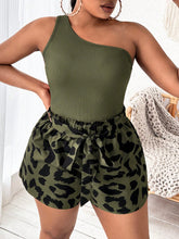 Conjunto Plus Size Top com Ombro Exposto + Shorts de Cintura Alta com Estampa de Leopardo