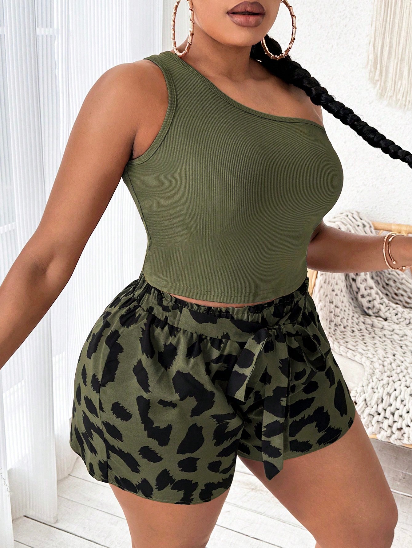 Conjunto Plus Size Top com Ombro Exposto + Shorts de Cintura Alta com Estampa de Leopardo