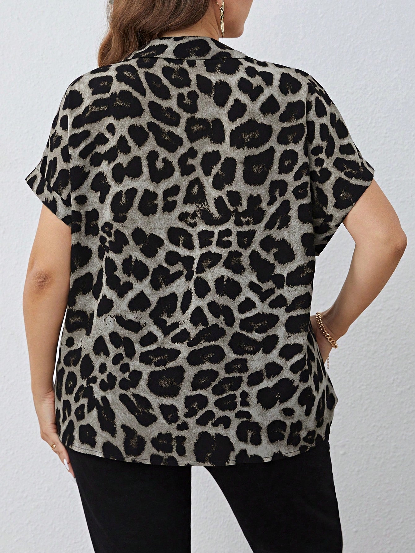 Camiseta Plus Size com Estampa de Leopardo e Manga de Asa de Morcego