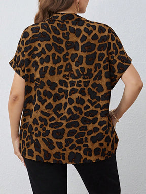 Camiseta Plus Size com Estampa de Leopardo e Manga de Asa de Morcego