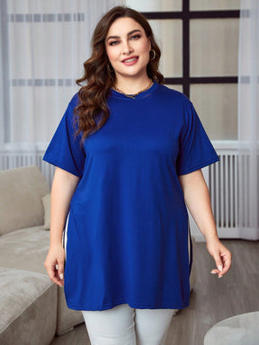 Camiseta Plus Size Simples com Bainha Dividida e Manga Curta