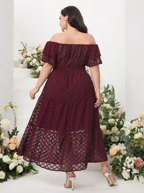 Vestido Plus Size Fora do Ombro com Bainha com Babado e Detalhes em Renda