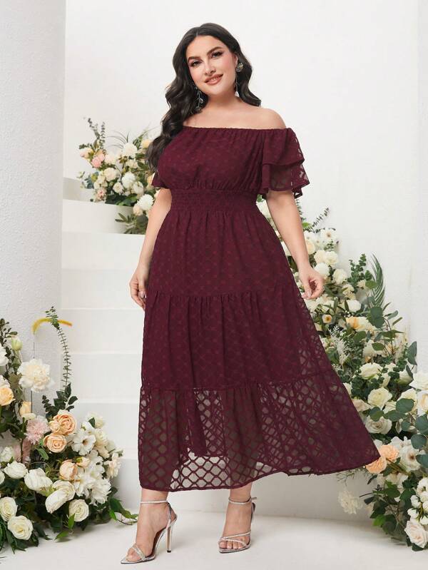 Vestido Plus Size Fora do Ombro com Bainha com Babado e Detalhes em Renda