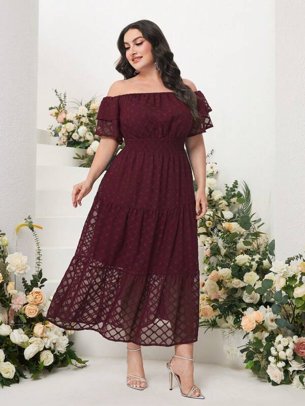 Vestido Plus Size Fora do Ombro com Bainha com Babado e Detalhes em Renda