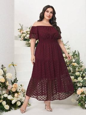 Vestido Plus Size Fora do Ombro com Bainha com Babado e Detalhes em Renda