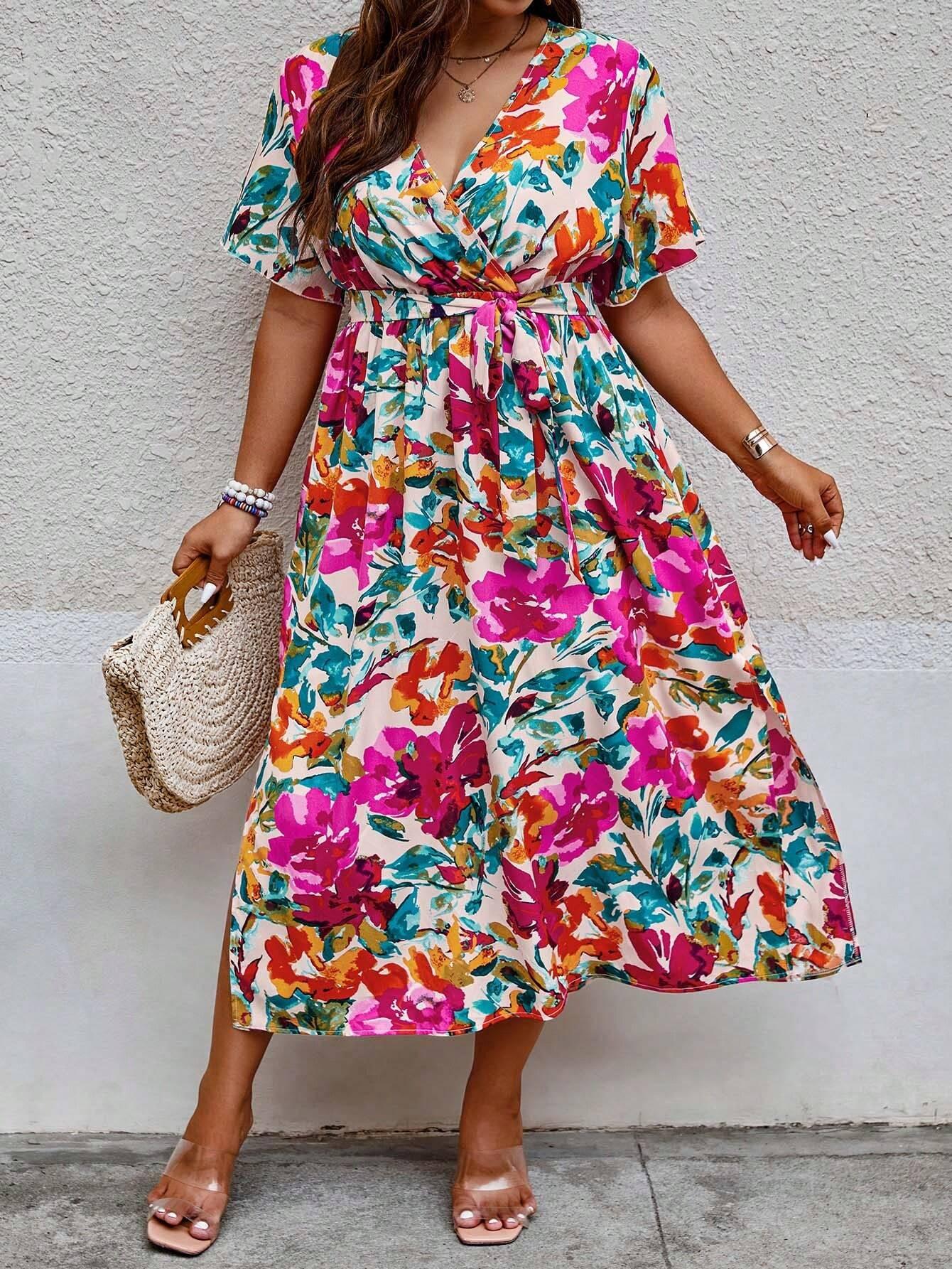 Vestido Plus Size com Estampa Floral, Manga de Borboleta e Cinto