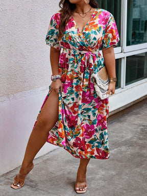 Vestido Plus Size com Estampa Floral, Manga de Borboleta e Cinto