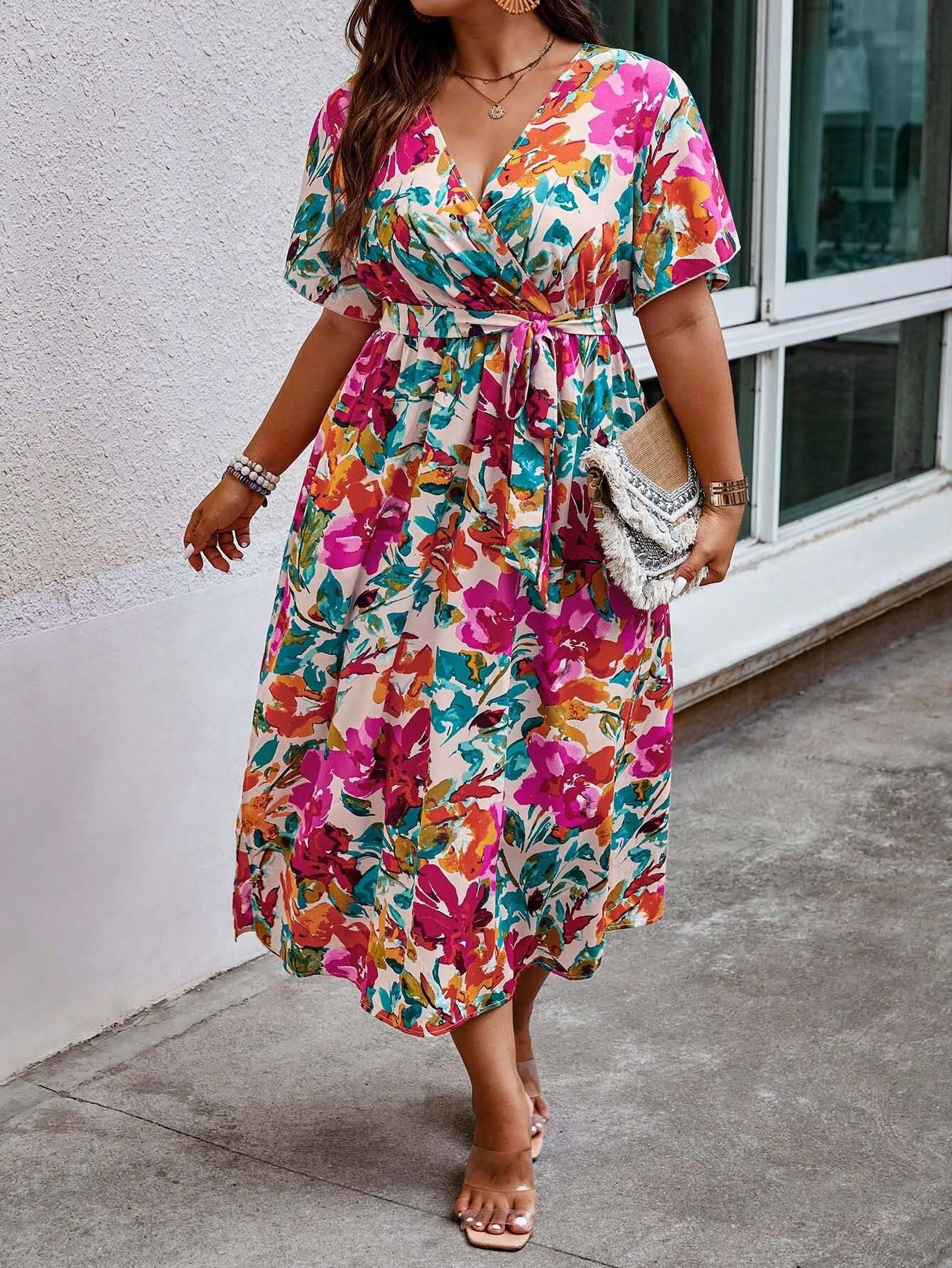 Vestido Plus Size com Estampa Floral, Manga de Borboleta e Cinto