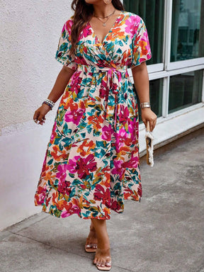 Vestido Plus Size com Estampa Floral, Manga de Borboleta e Cinto