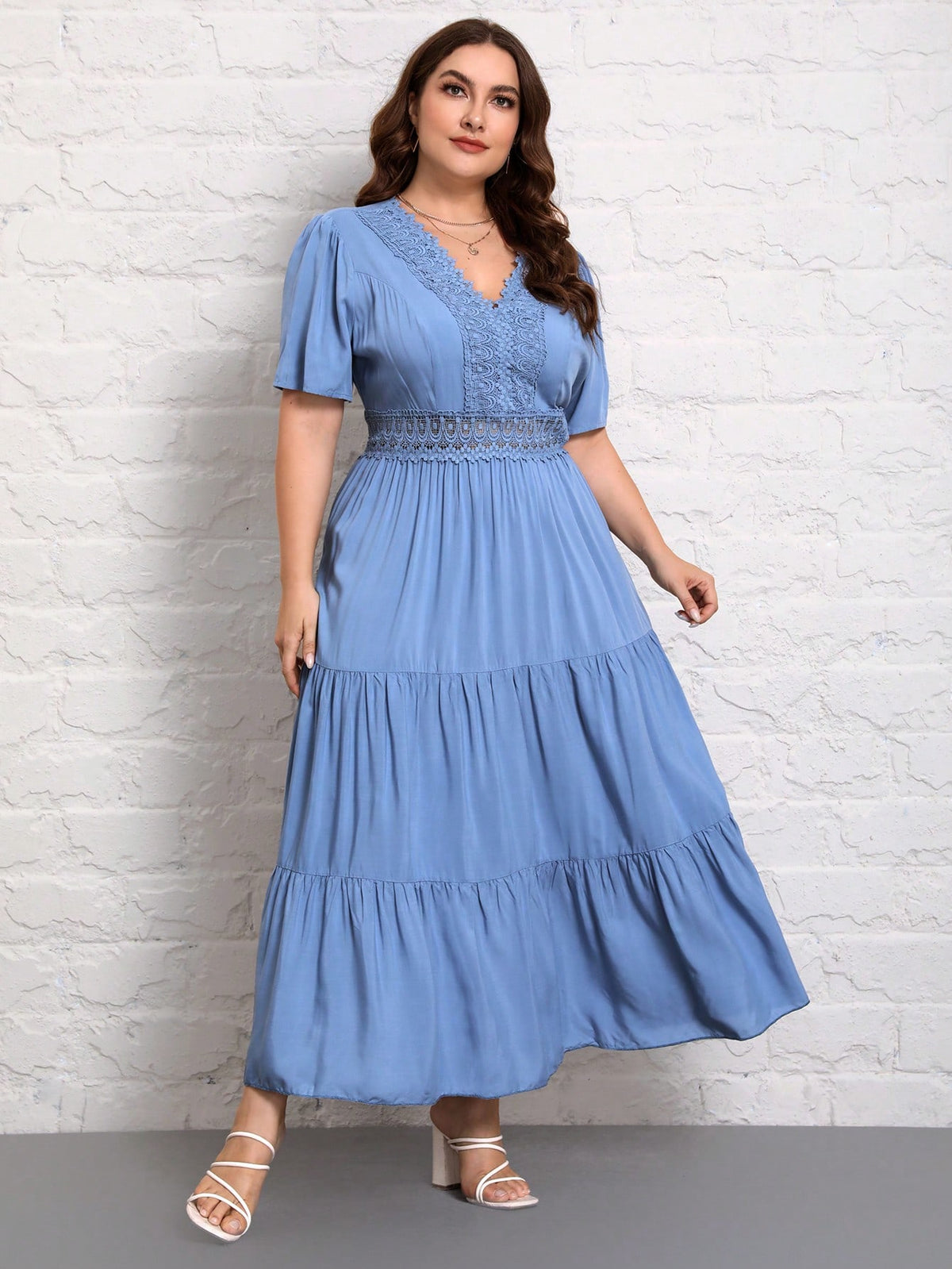 Vestido Plus Size de Verão com Cintura Alta e Detalhes em Renda