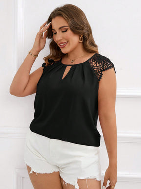 Blusa Plus Size com Gola Keyhole, Renda Guipura em Contraste e Manga de Raglan