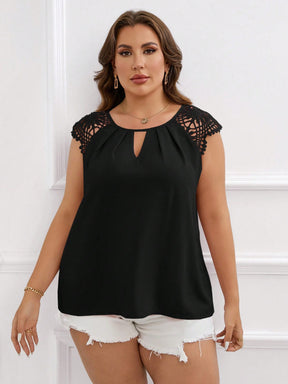 Blusa Plus Size com Gola Keyhole, Renda Guipura em Contraste e Manga de Raglan