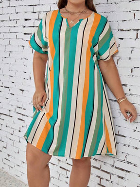 Vestido Plus Size Listrado com Decote Entalhado e Manga de Asa de Morcego