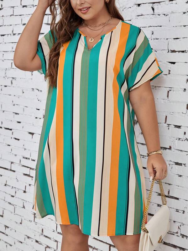 Vestido Plus Size Listrado com Decote Entalhado e Manga de Asa de Morcego