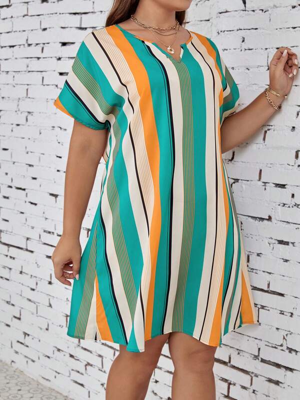 Vestido Plus Size Listrado com Decote Entalhado e Manga de Asa de Morcego