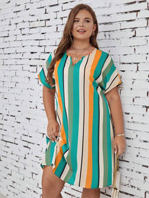 Vestido Plus Size Listrado com Decote Entalhado e Manga de Asa de Morcego