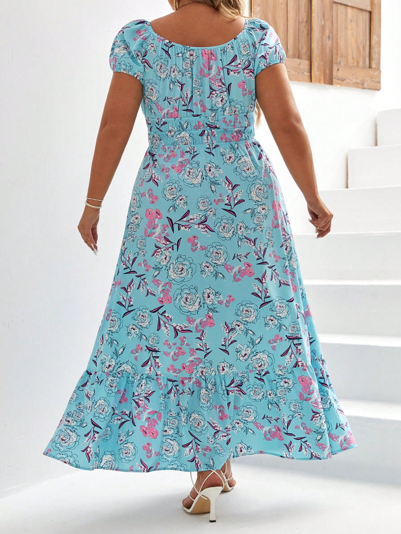 Vestido Plus Size com Estampa Floral Total, Bainha com Babado e Fenda na Coxa