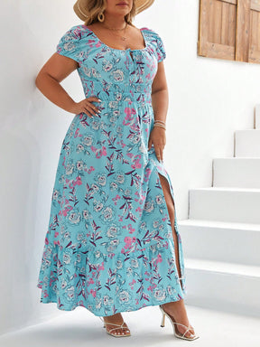 Vestido Plus Size com Estampa Floral Total, Bainha com Babado e Fenda na Coxa