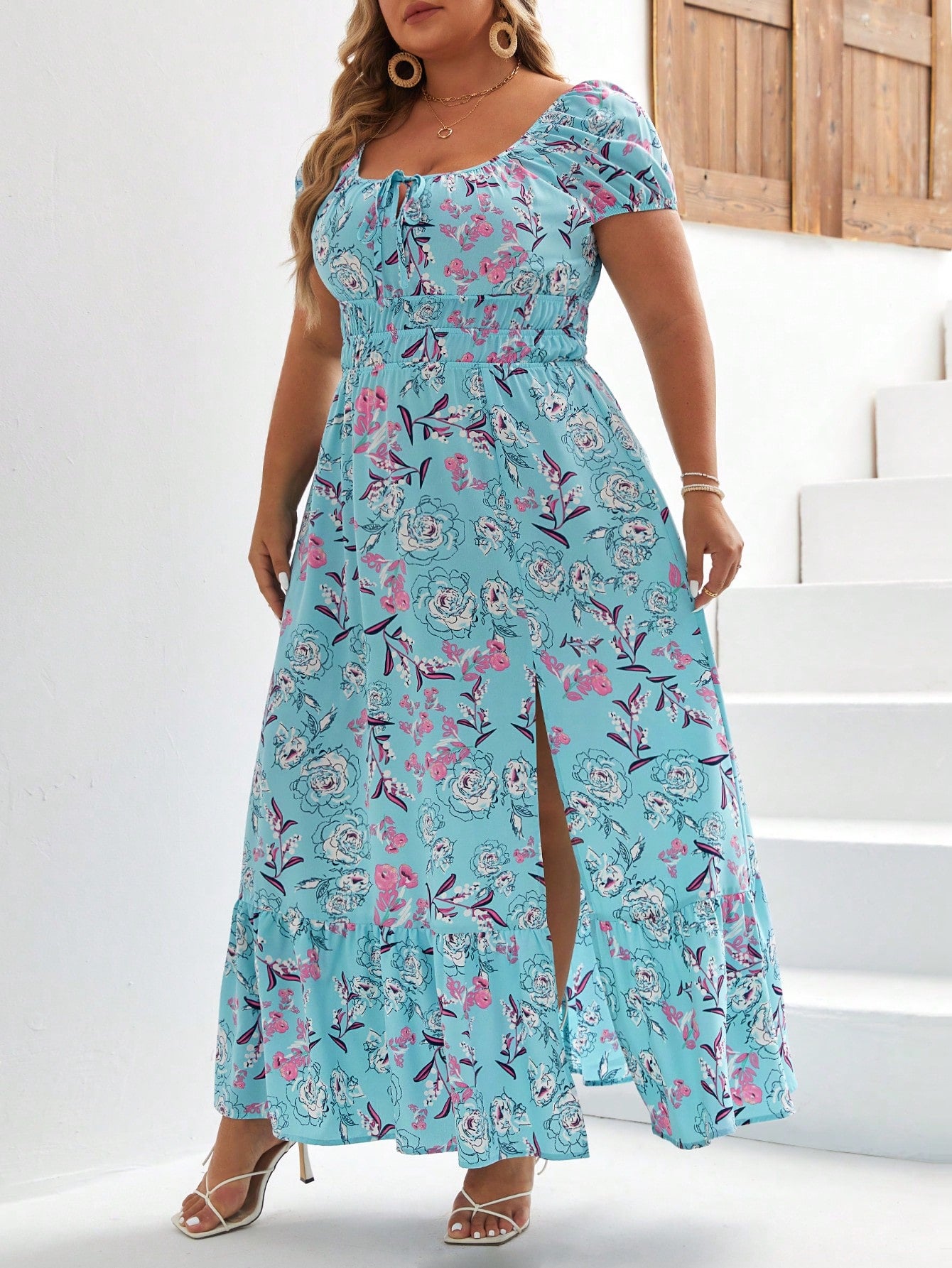 Vestido Plus Size com Estampa Floral Total, Bainha com Babado e Fenda na Coxa