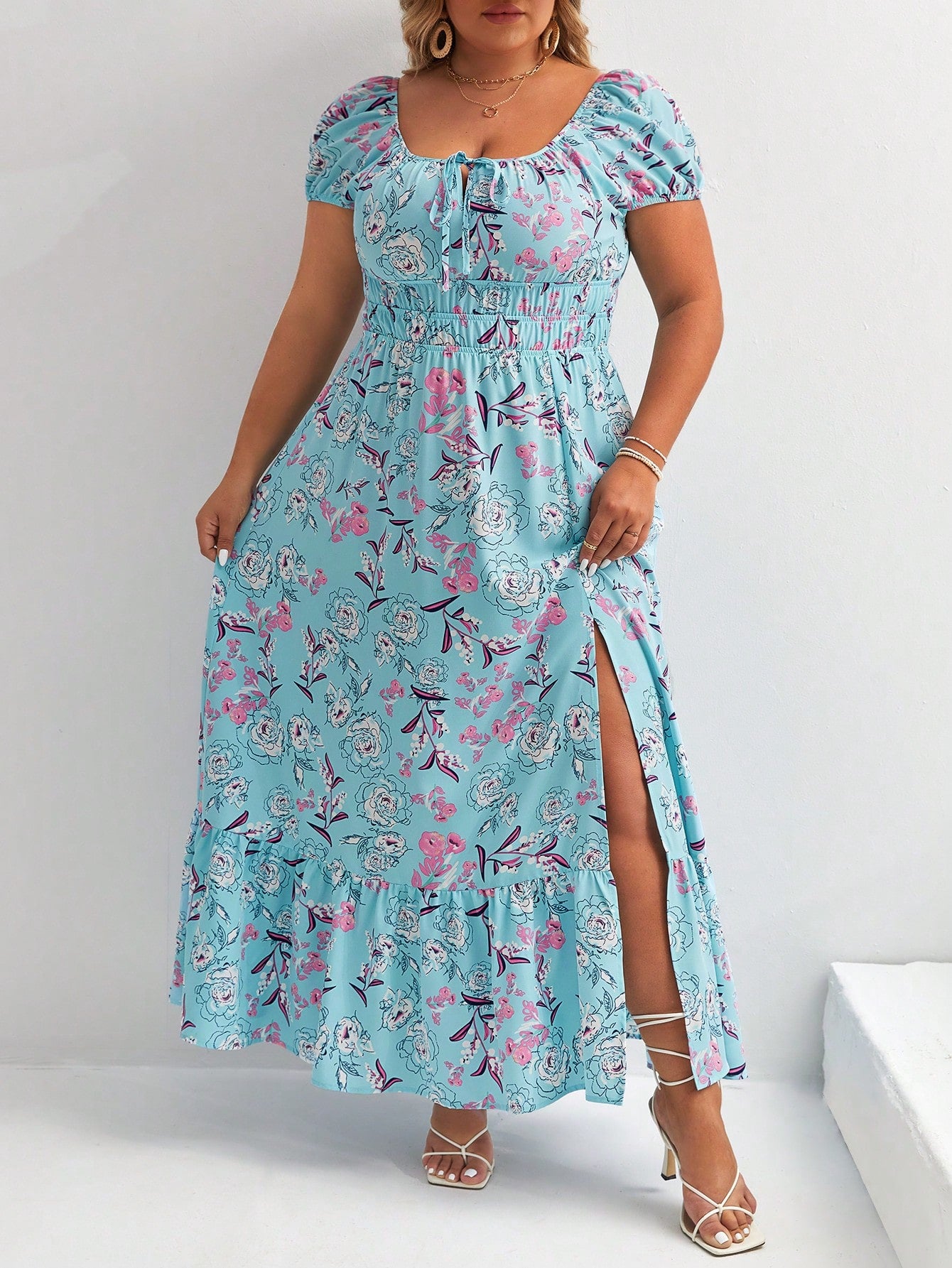 Vestido Plus Size com Estampa Floral Total, Bainha com Babado e Fenda na Coxa