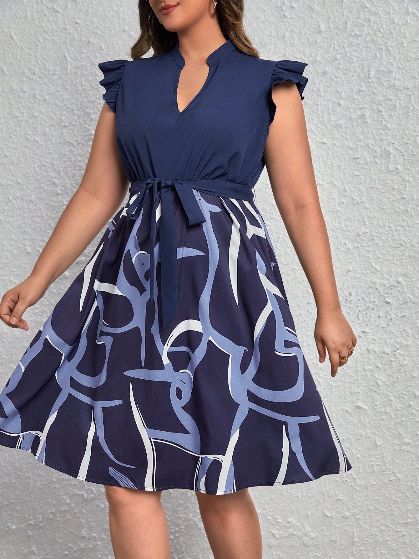 Vestido Plus Size com Estampa Gráfica, Decote em V com Babados e Faixa na Cintura