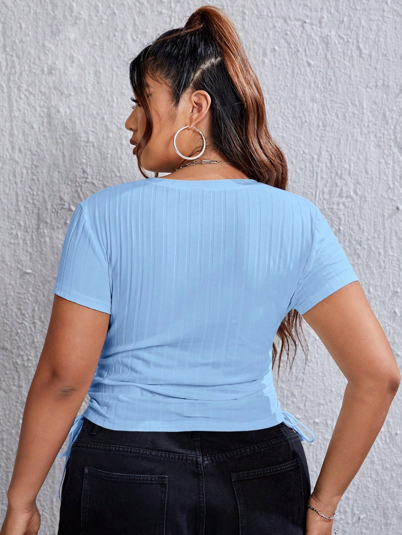 Camiseta Plus Size com Cordão Lateral e Corte em Tubo