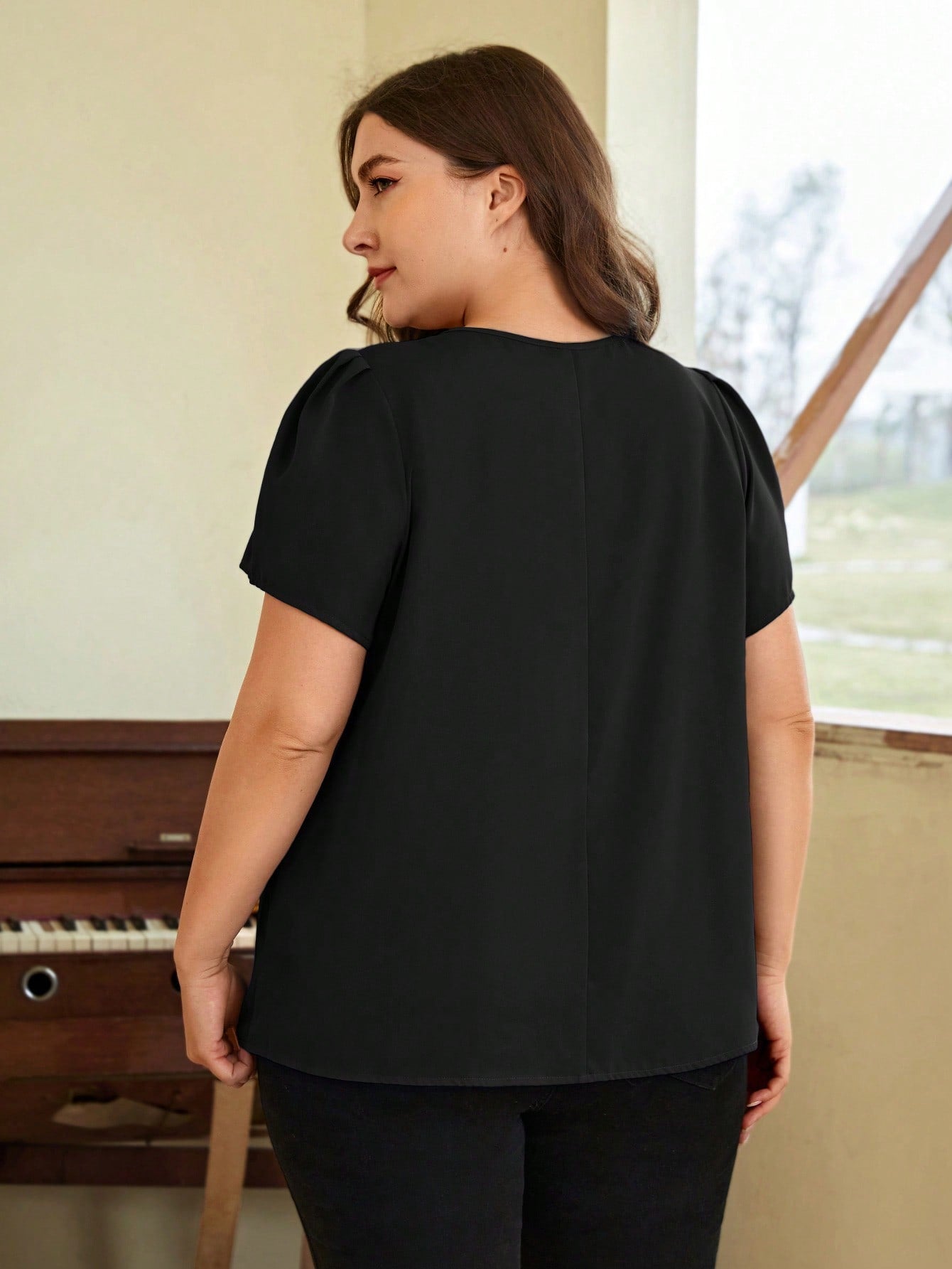 Blusa Plus Size com Decote em Buraco de Fechadura, Manga Bufante e Detalhes Plissados