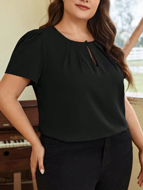 Blusa Plus Size com Decote em Buraco de Fechadura, Manga Bufante e Detalhes Plissados