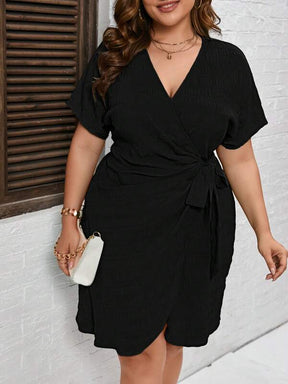 Vestido Plus Size Sólido com Nó Lateral e Estilo Envelope