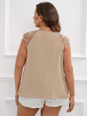 Blusa Plus Size com Renda Guipura em Contraste e Gola com Abertura