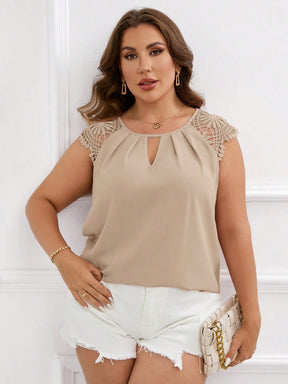 Blusa Plus Size com Renda Guipura em Contraste e Gola com Abertura