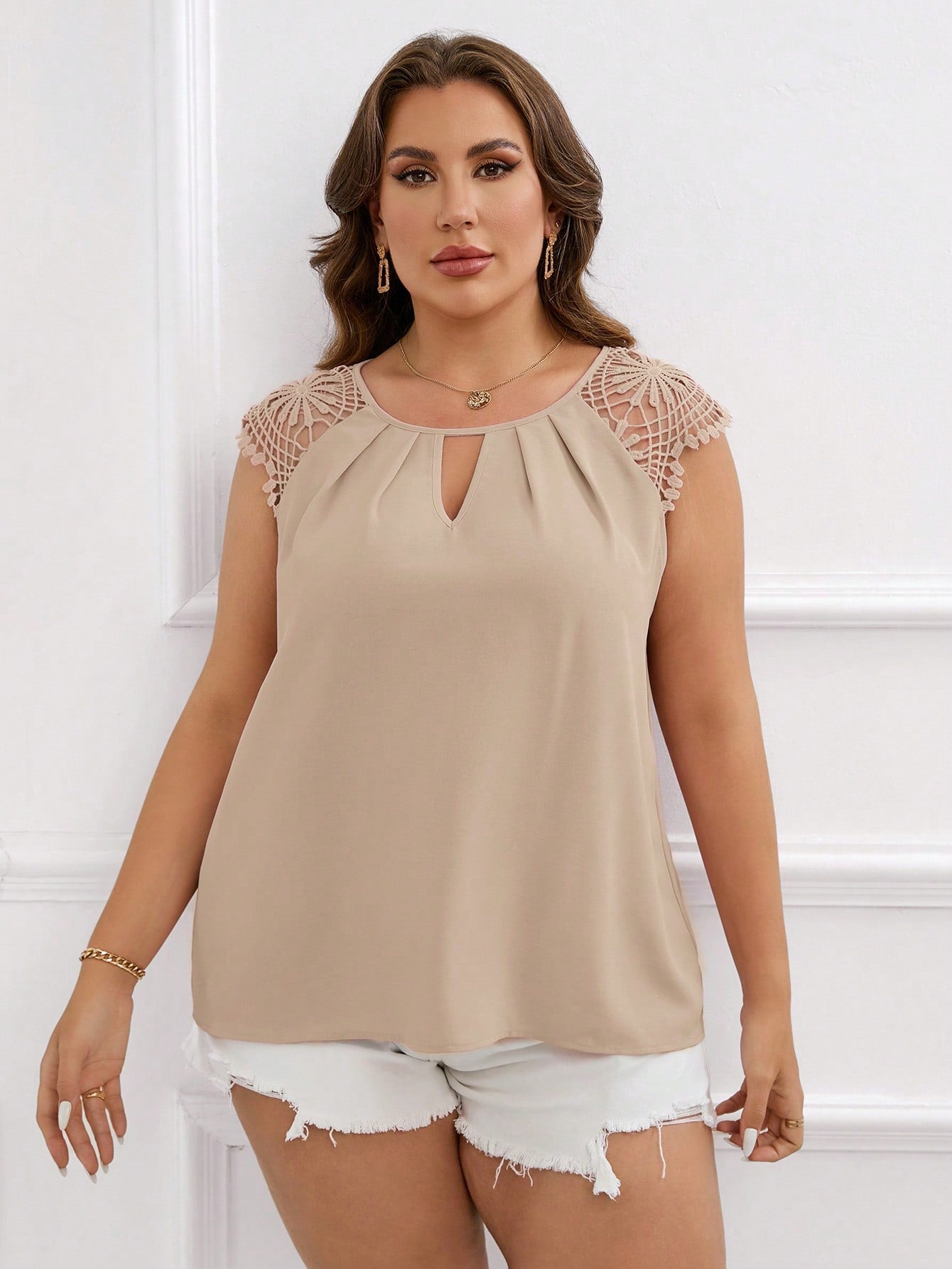 Blusa Plus Size com Renda Guipura em Contraste e Gola com Abertura