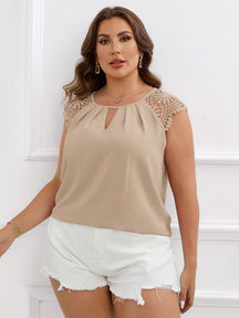 Blusa Plus Size com Renda Guipura em Contraste e Gola com Abertura