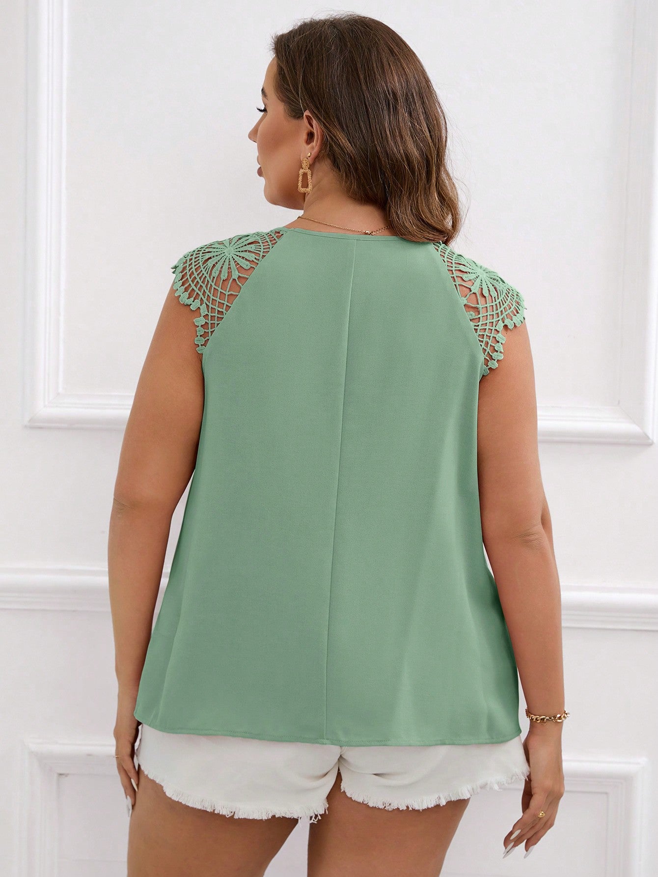 Blusa Plus Size com Renda Guipura em Contraste e Gola Keyhole