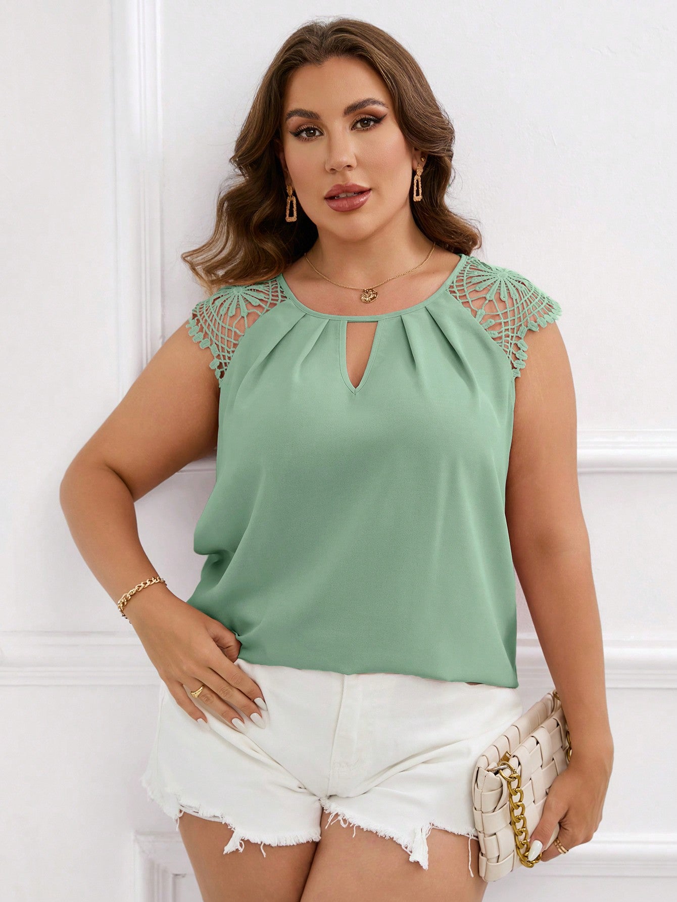 Blusa Plus Size com Renda Guipura em Contraste e Gola Keyhole