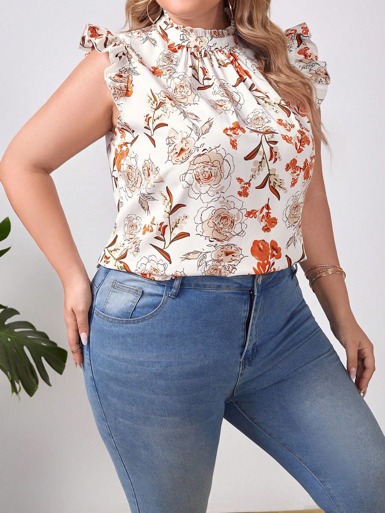 Blusa Plus Size com Estampa Floral, Acabamento de Babados e Gola Simulada