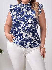 Blusa Plus Size com Estampa Floral, Acabamento de Babados e Gola Simulada