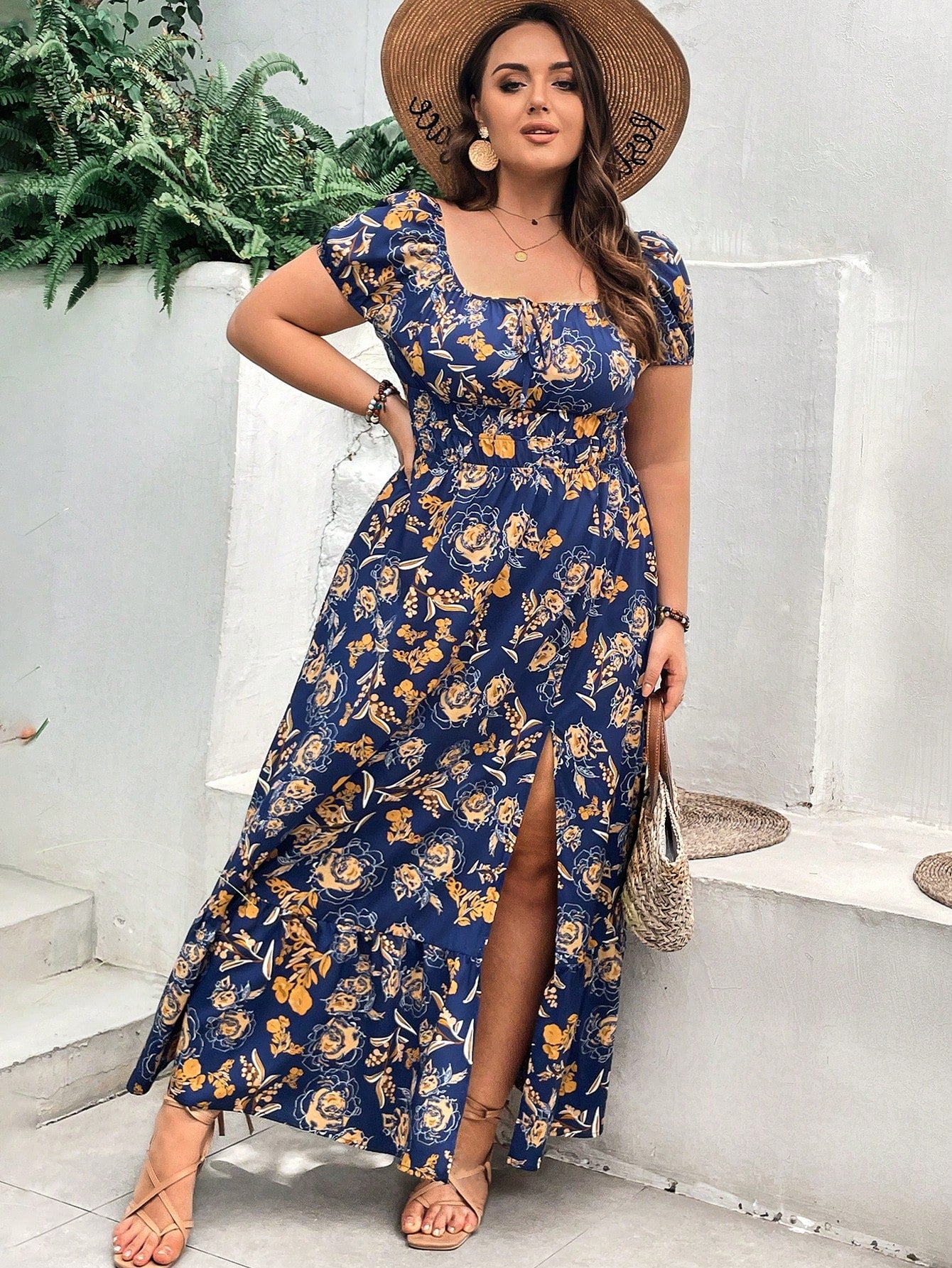 Vestido Plus Size com Estampa Floral Total, Bainha com Babado e Fenda na Coxa