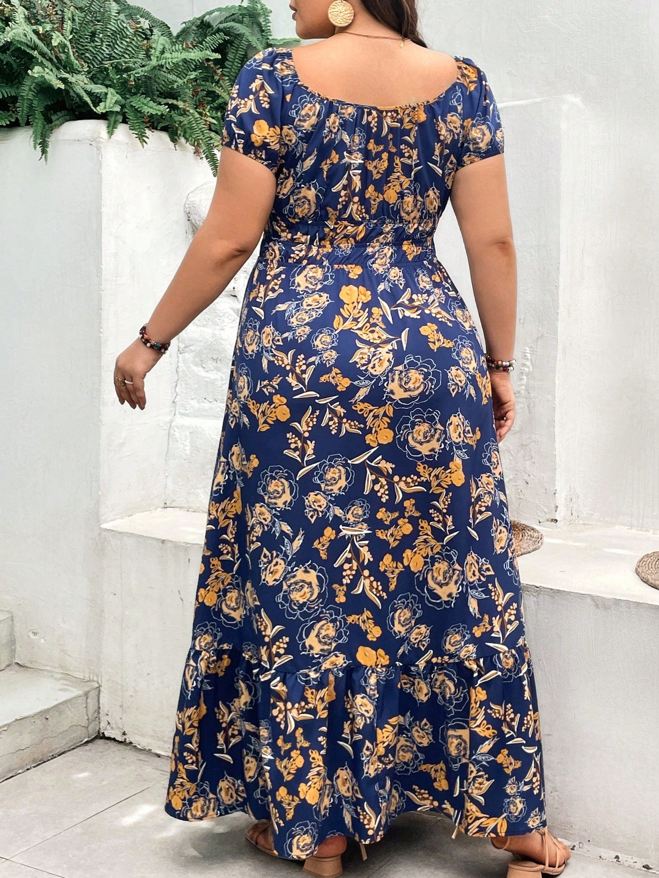 Vestido Plus Size com Estampa Floral Total, Bainha com Babado e Fenda na Coxa