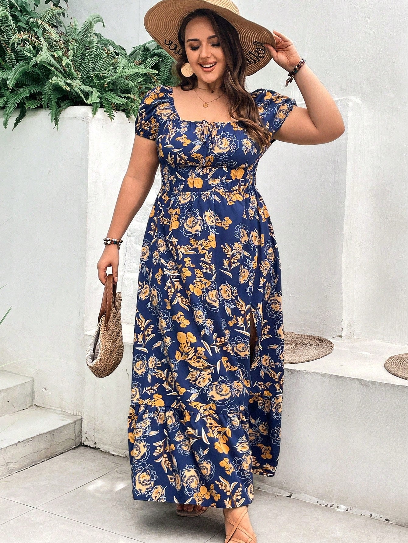 Vestido Plus Size com Estampa Floral Total, Bainha com Babado e Fenda na Coxa