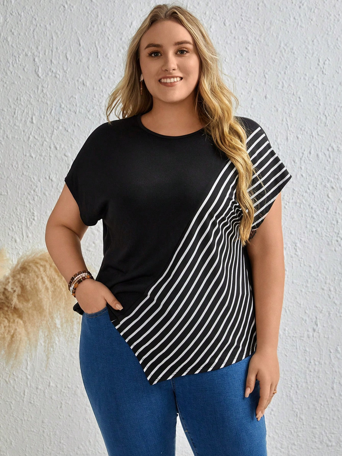 Camiseta Plus Size Listrada com Manga de Asa de Morcego