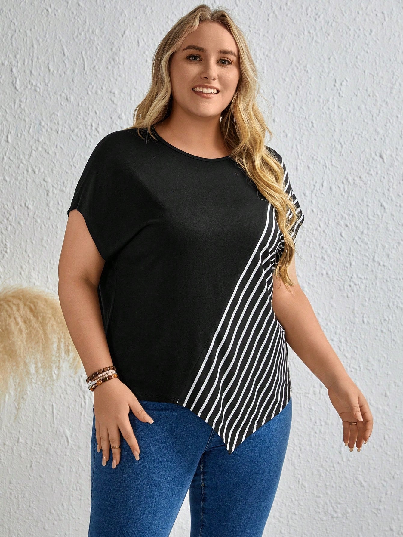 Camiseta Plus Size Listrada com Manga de Asa de Morcego