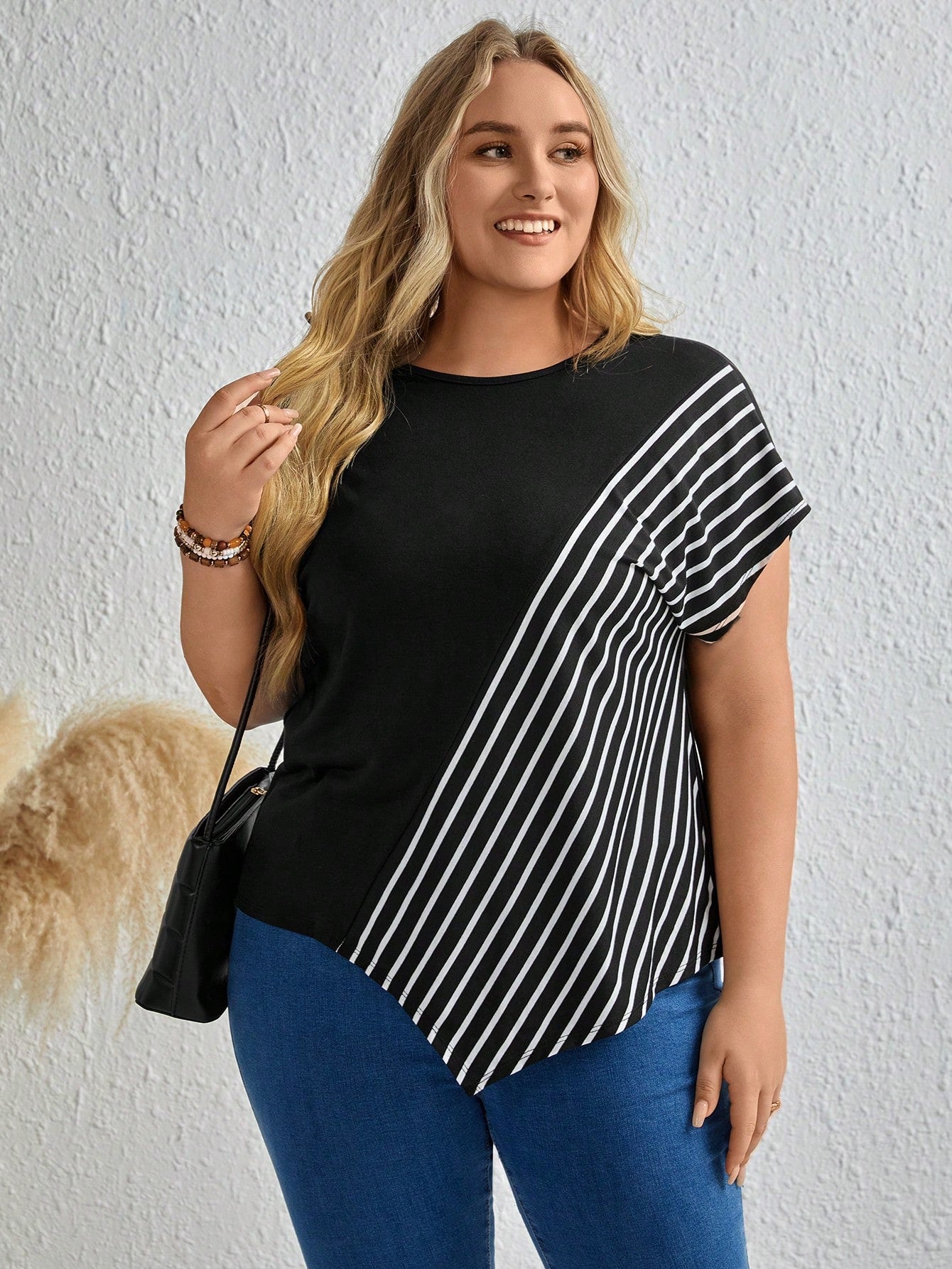 Camiseta Plus Size Listrada com Manga de Asa de Morcego