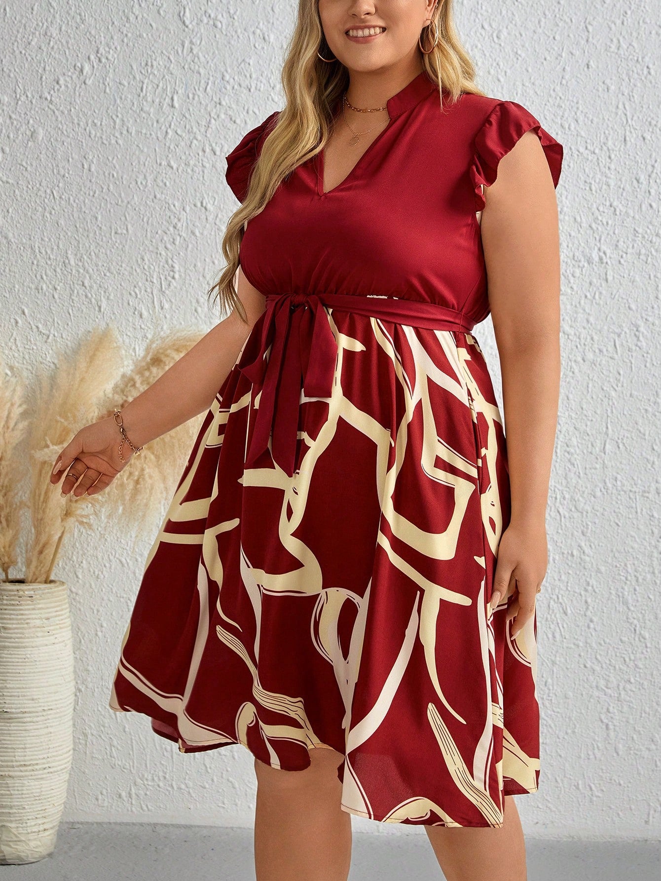 Vestido Plus Size com Estampa Gráfica, Decote em V com Babados e Faixa na Cintura