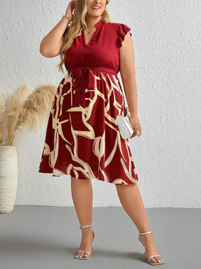 Vestido Plus Size com Estampa Gráfica, Decote em V com Babados e Faixa na Cintura